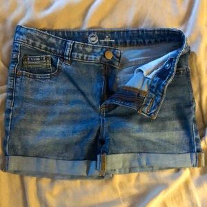 Wonder Nation girl’s size 14 jean shorts. Worn once. Excellent condition.